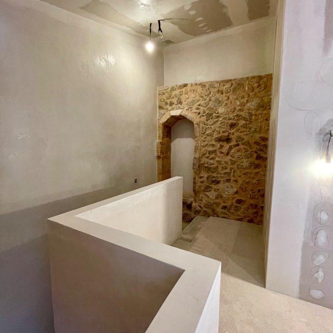 Baubegleitung Moderne Innenraumgestaltung mit Rauhputz und einer Wände in neutralen Farben.