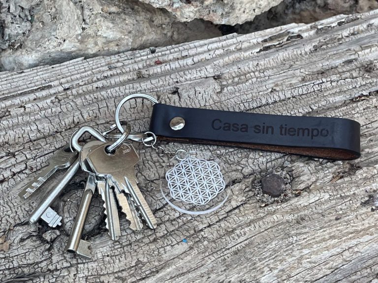 Ein Schlüsselbund mit einem Lederanhänger mit der Aufschrift Casa sin tiempo als Symbol für Objektbetreuung und Objektpflege auf Mallorca