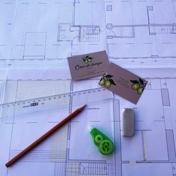 Baubegleitung Blaupausen mit Bleistift, Radiergummi, Lineal und Visitenkarte.