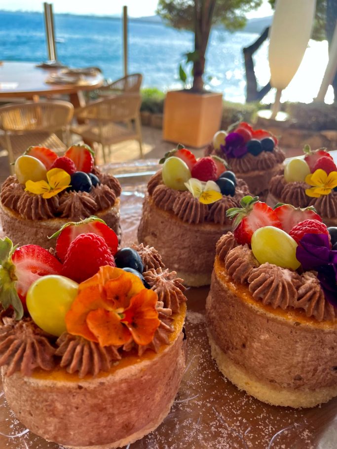 Schokoladentörtchen Drei kleine Törtchen mit Schokoladencreme und frischen Früchten, im Freien fotografiert.