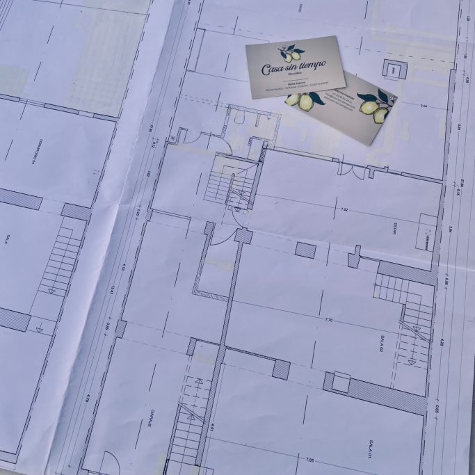 Baubegleitung Bauplan mit Lage von Räumen und zwei Visitenkarten in der oberen Ecke.