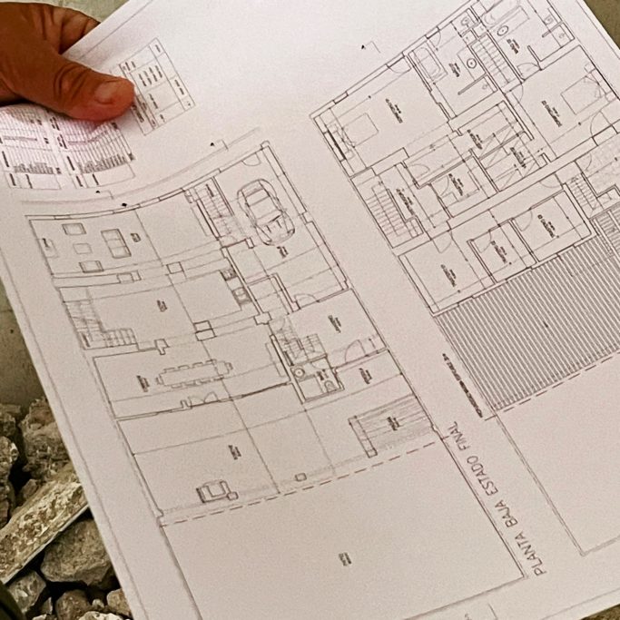 Baubegleitung Planzeichnung eines Gebäudes mit Grundrissen und Anmerkungen.