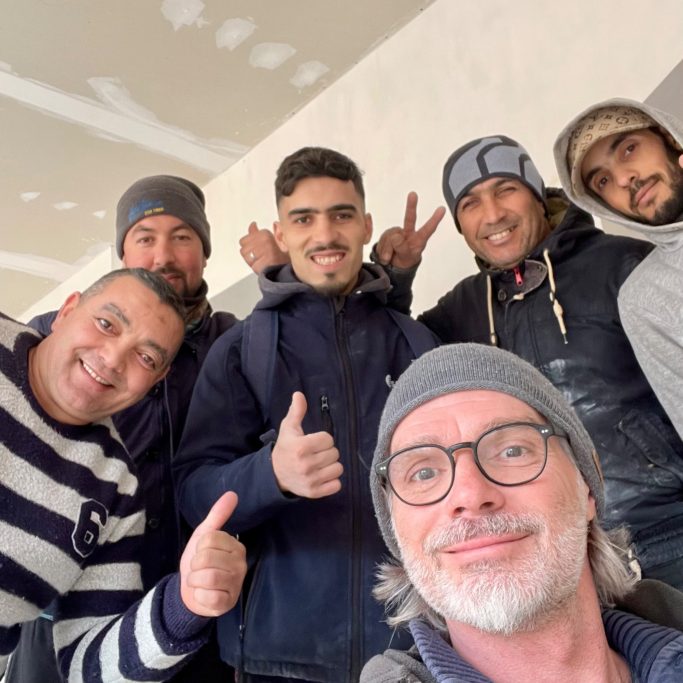 Sanierung / Renovierung Gruppe von sechs Personen mit verschiedenen Gesten und freundlichen Ausdrücken.